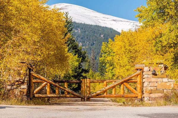 Rustic Gate Made Logs Unpaved Road Autumn Sunny Day Colorado — Stock Photo, Image