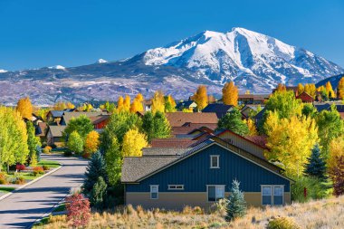 Sonbaharda Colorado, ABD 'de bir yerleşim yeri. Sopris Dağı manzarası.