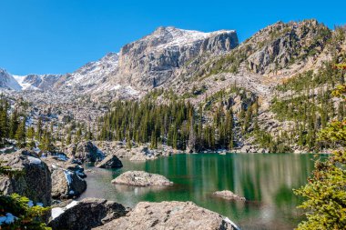 Lake Haiyaha kayalar ve kar sonbahar dağlarda. Rocky Dağı Milli Parkı, Colorado, ABD. 