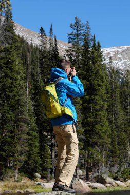 Uzun yürüyüşe çıkan kimse turist fotoğrafta göl Verna sonbahar Rocky Dağı Milli Parkı'sırt çantası ile. Colorado, ABD. 