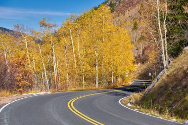 Otoyol yılında Colorado Rocky Dağları Sonbahar, ABD. 