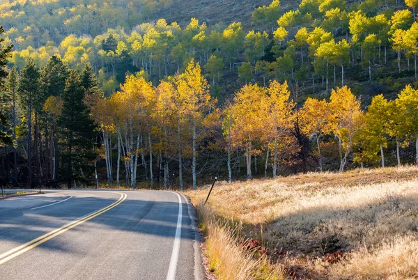 Snelweg Herfst Zonnige Dag Rocky Mountain National Park Colorado Verenigde — Stockfoto