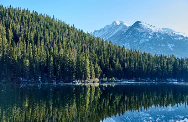 Bear Lake Refleksji Góry Śniegu Wokół Jesień Rocky Mountain National — Zdjęcie stockowe