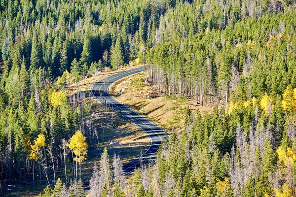 Rocky Dağı Ulusal Parkı Nda Sonbahar Güneşli Bir Günde Otoyol — Stok fotoğraf