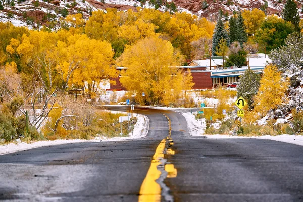 Cambio Stagione Prima Neve Alberi Autunnali Lungo Autostrada Bagnata Colorado — Foto Stock