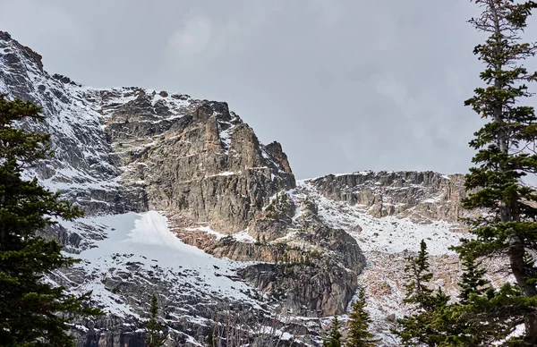 Paesaggio Innevato Con Rocce Montagne Autunno Con Cielo Nuvoloso Rocky — Foto Stock