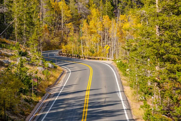 Dálnice Podzimním Slunném Dni Národním Parku Skalistých Hor Colorado Usa — Stock fotografie