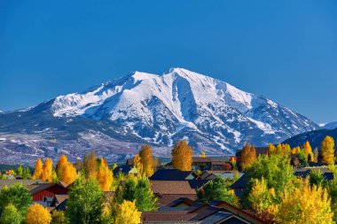 Colorado arka planda sonbahar, ABD Konut mahalle Mount Sopris ile.