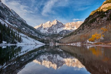 Kayalar ve kar dağlarda yansıması sonbahar içinde Colorado Rocky Dağları, ABD ile çan ve Maroon Gölü Bordo 