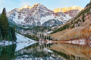Kestane rengi çan ve Maroon Gölü gündoğumu içinde Colorado Rocky Dağları, ABD, dağlar ve kayalar yansıması ile. 