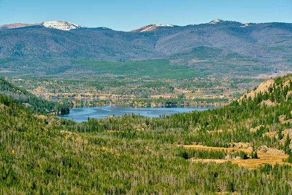 Grand Lake Skały Góry Wokół Jesieni Rocky Mountain National Park — Zdjęcie stockowe