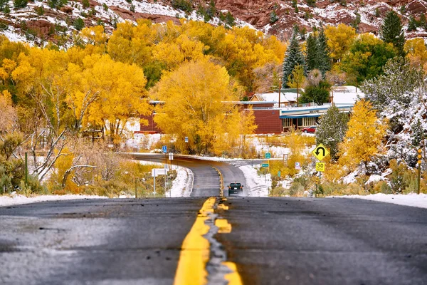 Kar Sonbaharda Ağaçlar Colorado Abd Islak Karayolu Boyunca — Stok fotoğraf