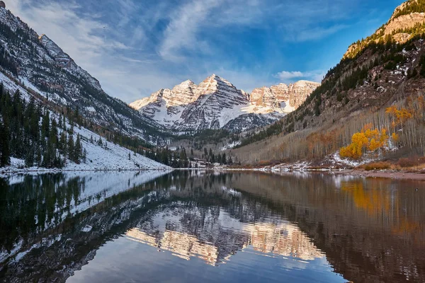 Kayalar Kar Dağlarda Yansıması Sonbahar Içinde Colorado Rocky Dağları Abd — Stok fotoğraf
