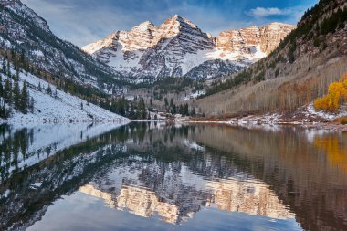 Kayalar ve kar dağlarda yansıması sonbahar içinde Colorado Rocky Dağları, ABD ile çan ve Maroon Gölü Bordo 