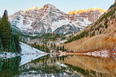 Kestane rengi çan ve Maroon Gölü gündoğumu içinde Colorado Rocky Dağları, ABD, dağlar ve kayalar yansıması ile. 