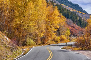 Otoyol yılında Colorado Rocky Dağları Sonbahar, ABD 