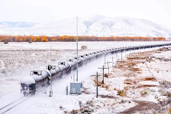 ロッキー山脈 コロラド州 米国で最初の雪と秋木と草原でタンク車輸送列車 — ストック写真