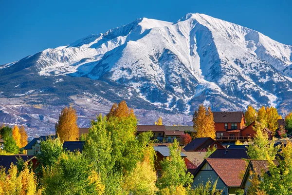Bairro Residencial Com Mount Sopris Segundo Plano Colorado Outono Eua — Fotografia de Stock