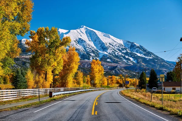 Snelweg Met Sneeuw Bedekt Rocky Mountains Achtergrond Colorado Usa — Stockfoto