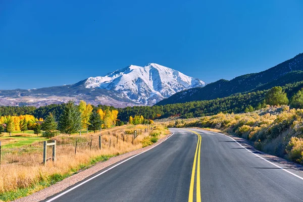 Autobahn Mit Schneebedecktem Berg Sopris Auf Dem Hintergrund Colorado Herbst — Stockfoto