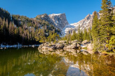 Sonbahar, Rocky Dağı Milli Parkı, Colorado, ABD dağlar rüya Gölü yansıması kar ile kaplı 