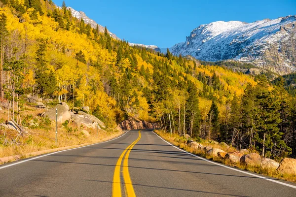 Autopista Otoño Día Soleado Parque Nacional Las Montañas Rocosas Colorado — Foto de Stock
