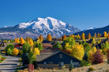 Colorado arka planda sonbahar, ABD Konut mahalle Mount Sopris ile.