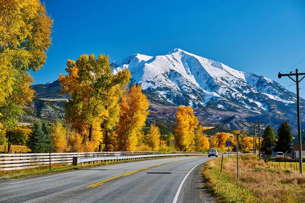 Autostrada Con Montagne Rocciose Innevate Sullo Sfondo Colorado Usa — Foto Stock