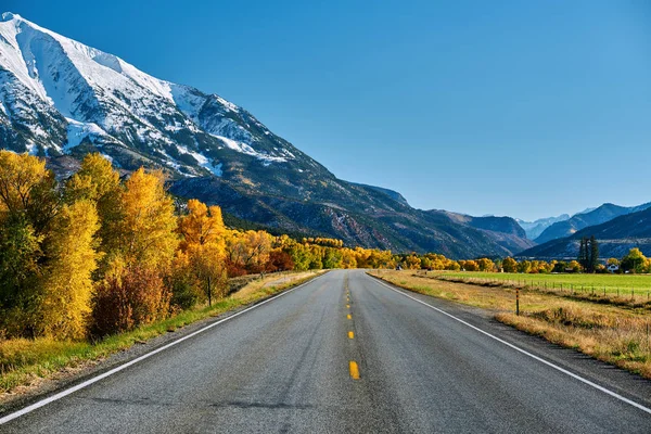 Carretera Con Montañas Rocosas Cubiertas Nieve Fondo Colorado — Foto de Stock