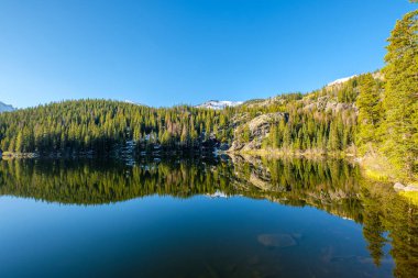 Bear Lake ve yansıması ile dağlarda kar sonbahar. Rocky Dağı Milli Parkı, Colorado, ABD. 