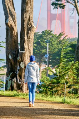 Golden Gate Köprüsü, San Francisco, California, ABD yakınındaki Kaliforniya kıyı izinde yürüyen kadın
