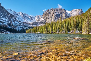 Kayalar ve kar sonbahar Rocky Dağı Milli Parkı'nda, Colorado, ABD dağlarda Loch Gölü. 