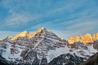 Sunrise, Colorado Rocky Dağları, ABD Bordo çan dağlarda kar. 