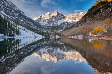 Kayalar ve kar dağlarda yansıması Güz içinde Colorado Rocky Dağları, ABD ile çan ve Maroon Gölü Bordo. 
