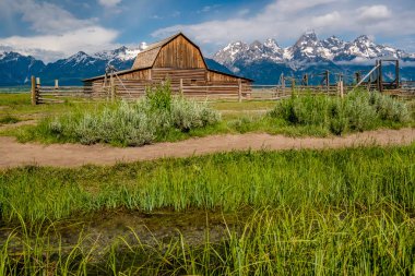 Alçak bulutlar ile eski mormon ahır Grand Teton Dağları'nda. Grand Teton Milli Parkı, Wyoming, ABD.