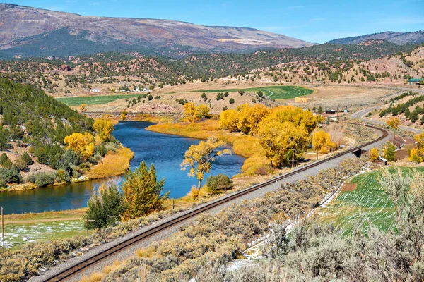 风景与秋天树和河在铁路路附近 洛基山脉 科罗拉多 — 图库照片