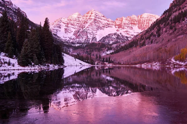 Campanas Maroon Lago Maroon Con Reflejo Rocas Montañas Amanecer Colorado —  Fotos de Stock