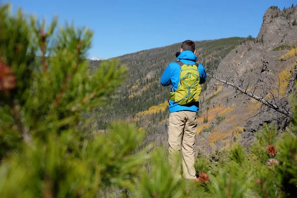 Hiker Turist Med Ryggsäcken Foto Hösten Rocky Mountain National Park — Stockfoto