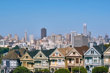 Boyalı kadınlar - San Francisco, California, ABD Alamo meydanda her bakıldığında Victoria tarzı evler.