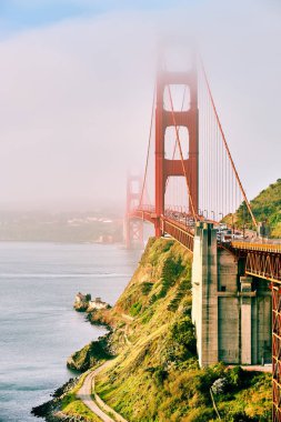 Golden Gate Köprüsü manzaraya Sisli sabah, San Francisco, Kaliforniya, ABD