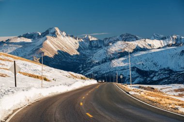 İz Ridge Road, en yüksek (12,183 feet) sürekli otoyol ABD yüksek alpin tundra taşlarla ve sonbahar dağlarda. Rocky Dağları Milli Parkı, Colorado, ABD. 