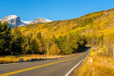 Otoyol sonbahar güneşli günde Rocky Dağları Milli Parkı'nda. Colorado, ABD. 