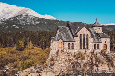 Şapel kayada kilise Saint Malo Estes Park yakınındaki. Sezon sonbahar kış için değiştirme. Rocky Dağları, Colorado, ABD. 