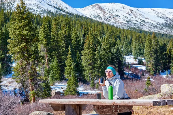 Turysta Kobieta Odpoczynku Picie Herbaty Szlaku Górach Skalistych Colorado Stany — Zdjęcie stockowe