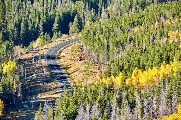 高速公路在秋天晴朗的天在洛基山脉国家公园 科罗拉多 — 图库照片