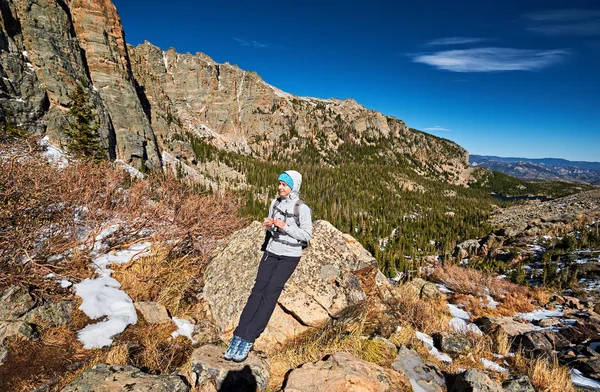 Kvinna Turist Leden Rocky Mountain National Park Landskap Colorado Usa — Stockfoto