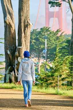 Golden Gate Köprüsü, San Francisco, California, ABD yakınındaki Kaliforniya kıyı izinde yürüyen kadın