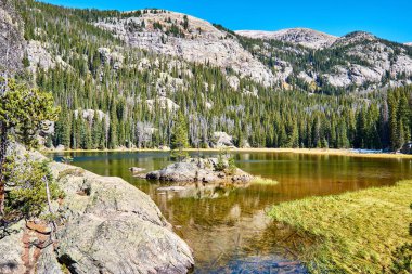 Lone Pine Lake kayalar ve sonbahar, Rocky Dağı Milli Parkı, Colorado, ABD etrafında dağlar. 