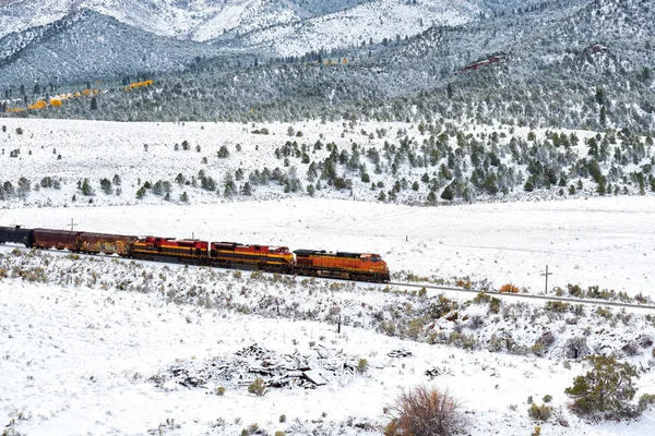 鉄道タンク車の輸送 シーズン最初の雪と秋の木を変更します ロッキー山脈 コロラド州 — ストック写真
