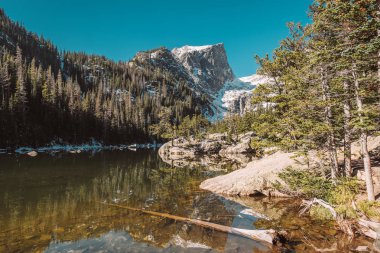Göl ve kar dağlarda ile yansıma sonbahar hayal ediyorum. Rocky Dağı Milli Parkı, Colorado, ABD. 
